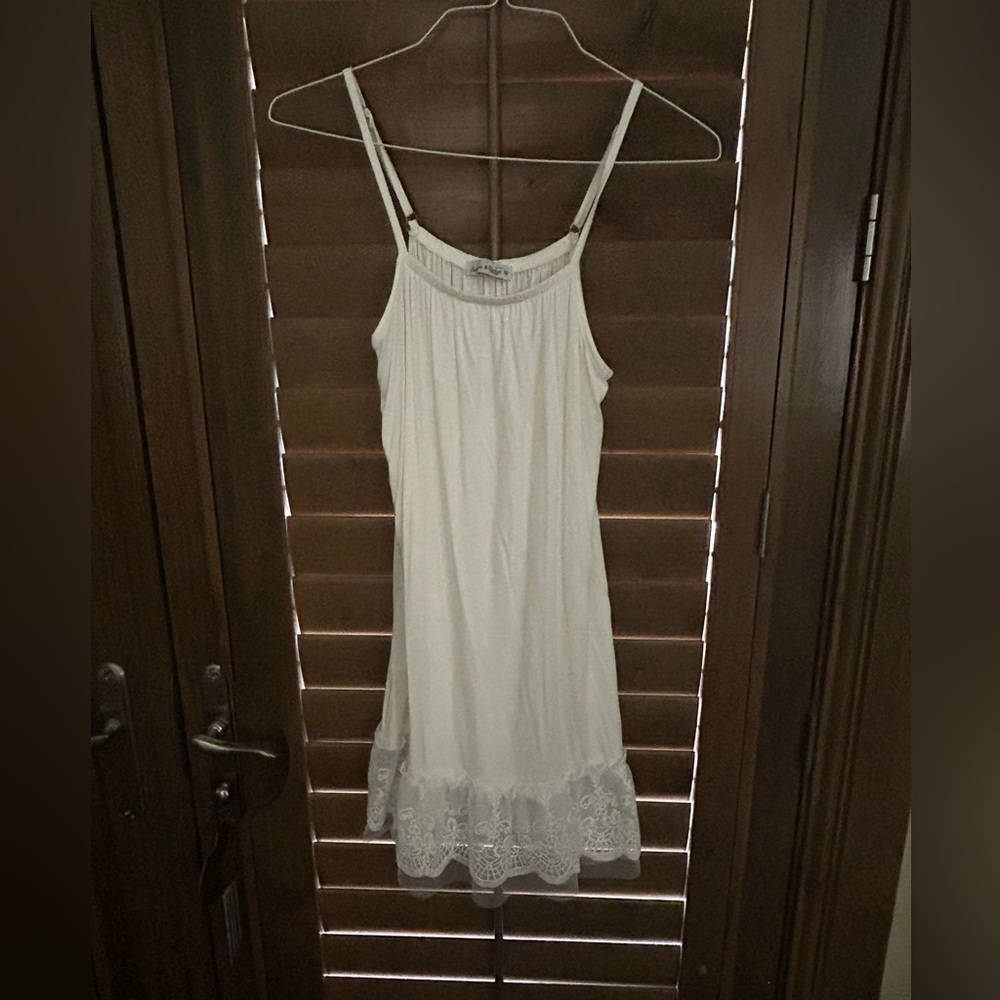 Sunshine & Rodeos Chic Cream Lace Hem Slip Dress Size M -NWOT